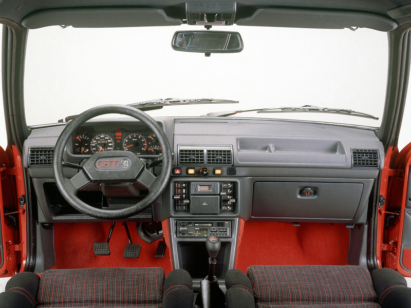 Illustration for article titled Car stereo advice for an 80s car requested: New or old (+aux-in)? Updated
